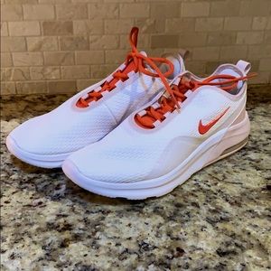 Nike Women’s Air Max Motion 2 size 9